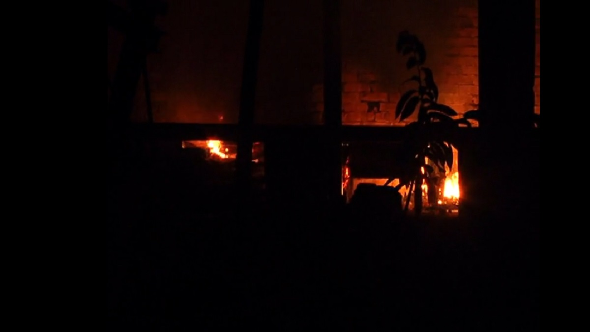 মাদারীপুরে কৃষকলীগ নেতা খুন; সাবেক ইউপি চেয়ারম্যানের বাড়িতে আগুন দিলো জনতা