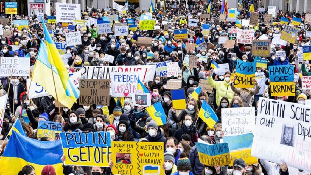 ইউক্রেন হামলা: রাশিয়াসহ বিশ্বজুড়ে বিক্ষোভ, ব্যাপক ধরপাকড়
