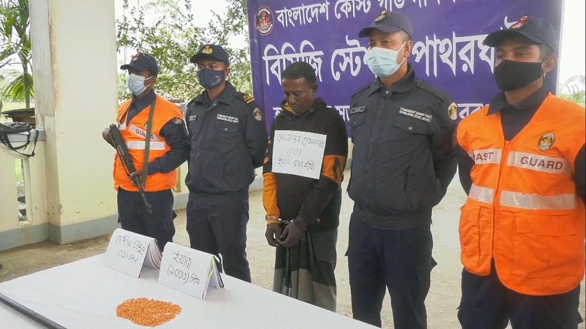 বিষখালী নদীতে অভিযান চালিয়ে ইয়াবাসহ মাদক ব্যবসায়ী আটক