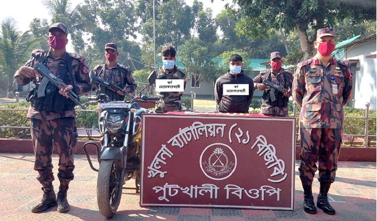 বেনাপোল সীমান্তে ২০টি স্বর্ণের বারসহ ২ পাচারকারী আটক