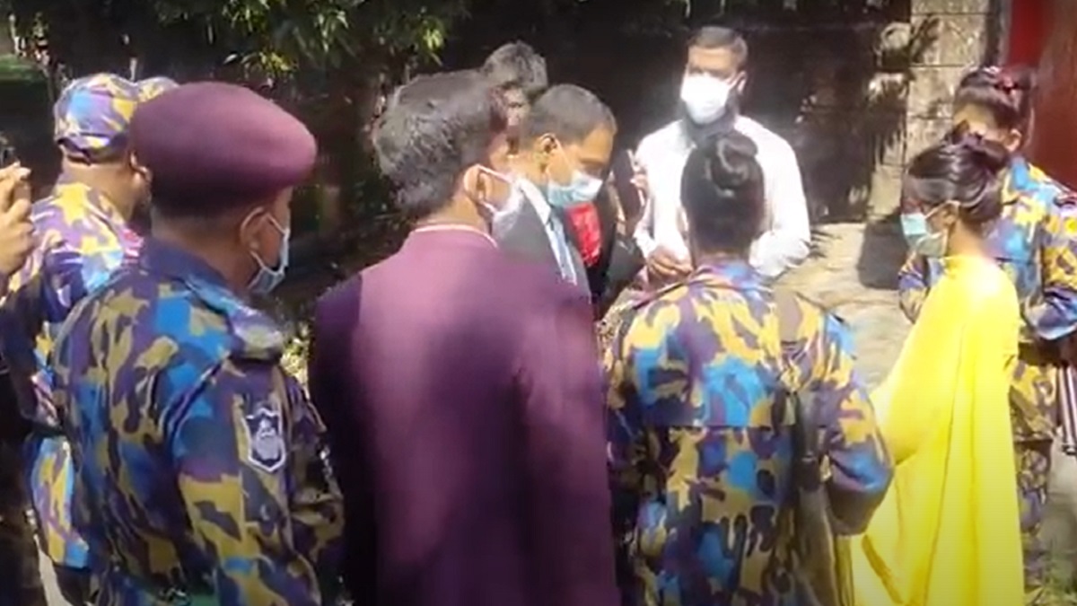 বগুড়ায় পার্কে অভিযান চালিয়ে স্কুল-কলেজ শিক্ষার্থীদের বাড়ি পাঠালেন ম্যাজিস্ট্রেট