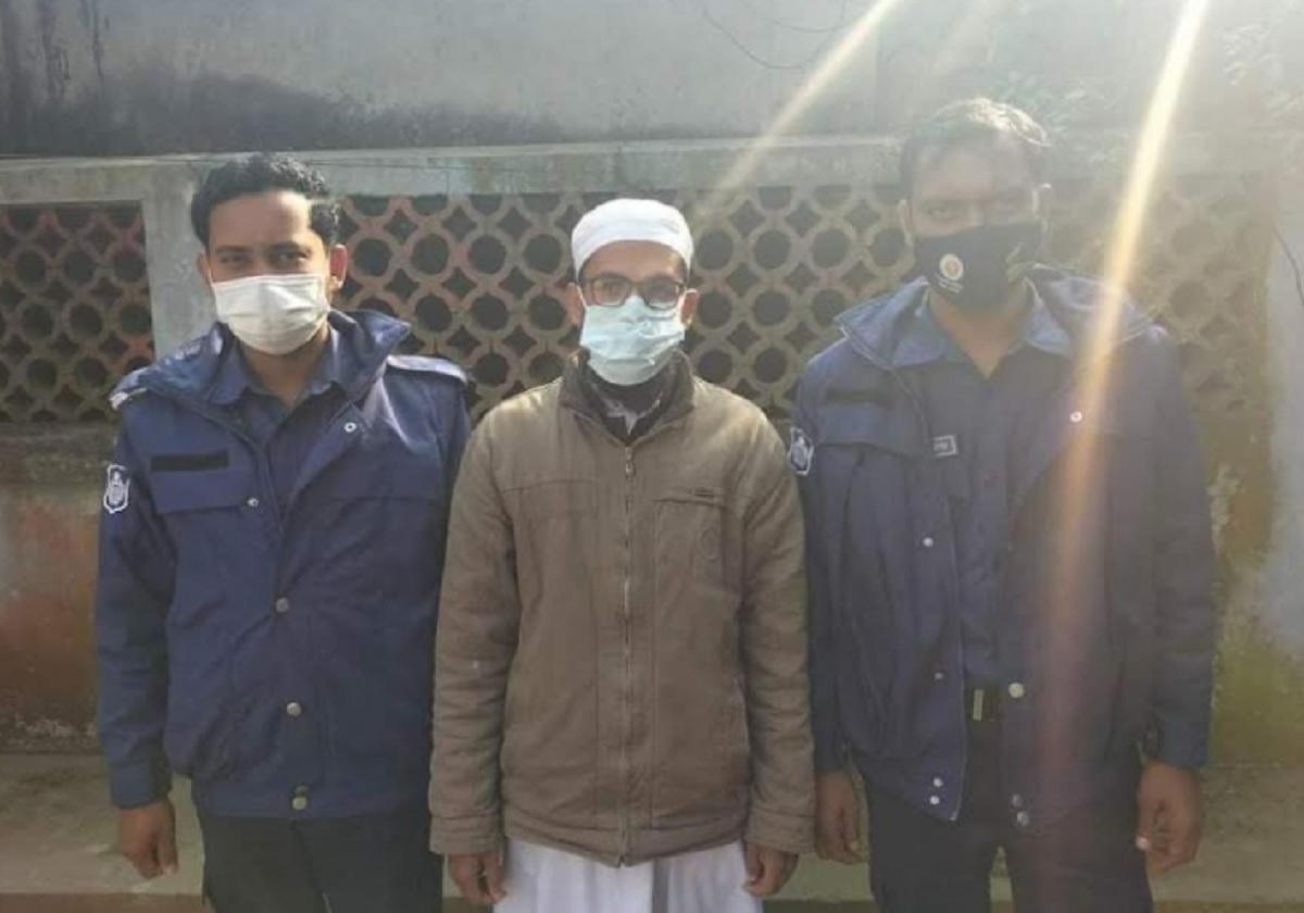 মোবাইলে গজল শোনায় ছাত্রকে মারধর; মাদরাসা সুপার গ্রেফতার