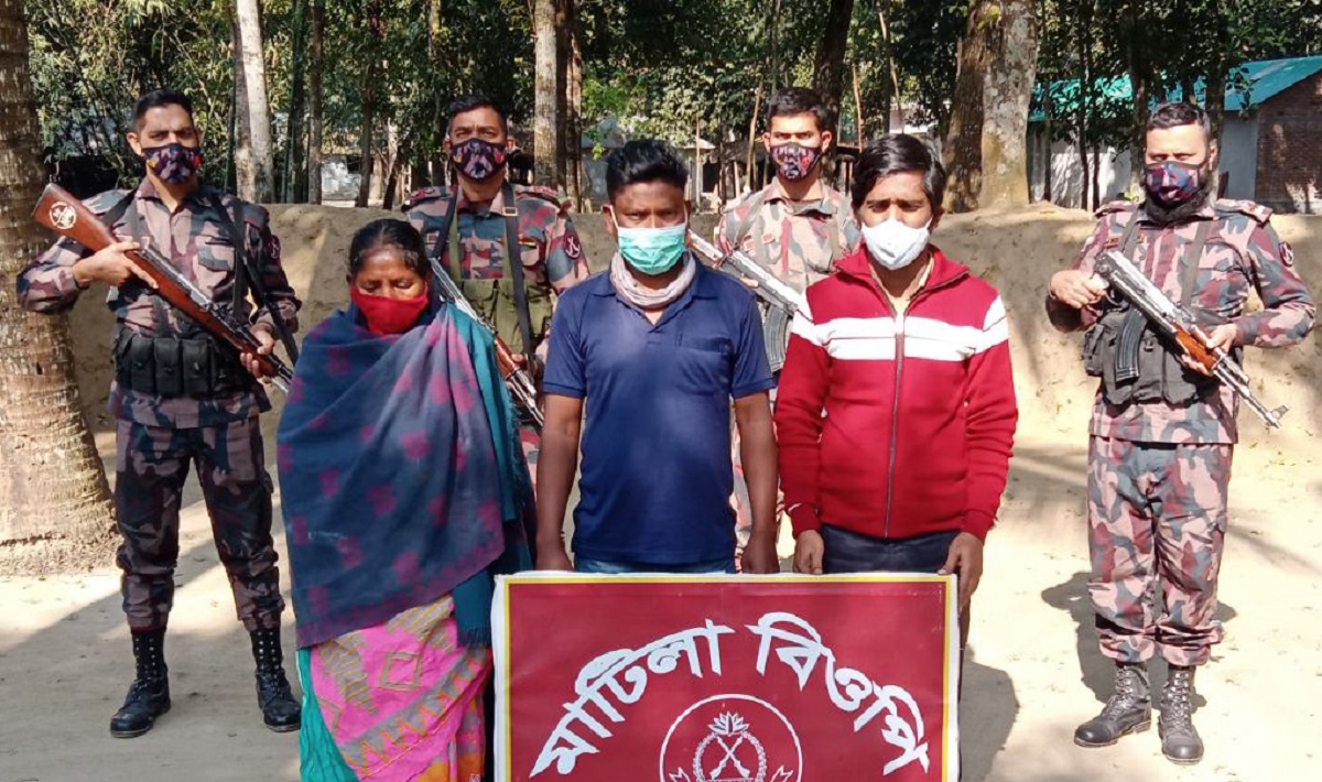 অবৈধভাবে সীমান্ত অতিক্রমকালে ঝিনাইদহে আটক ৪