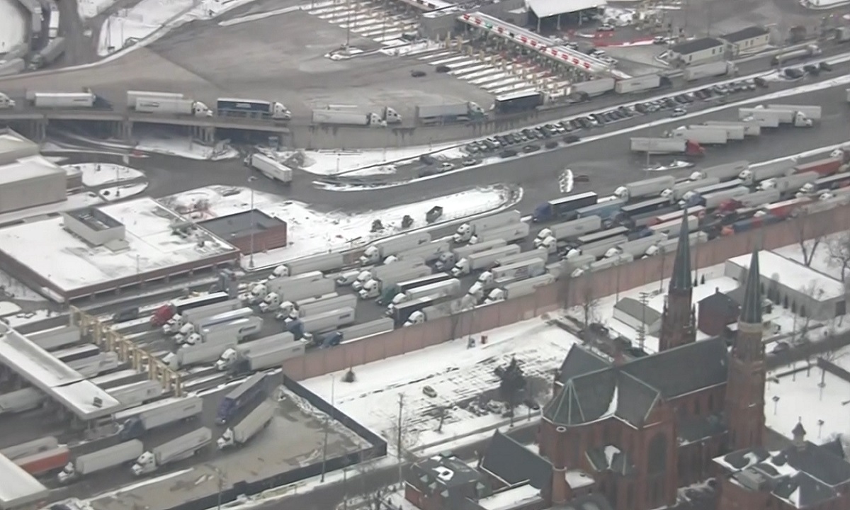 ট্রাকচালকদের বিক্ষোভে যুক্তরাষ্ট্র-কানাডার সংযোগ সেতু অচল