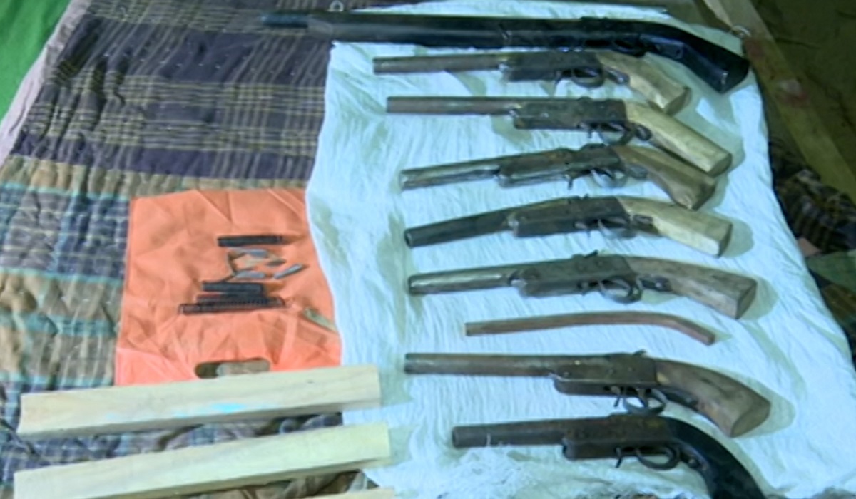 দুর্গম পাহাড়ের গোপন অস্ত্র কারখানায় র্যাবের অভিযান