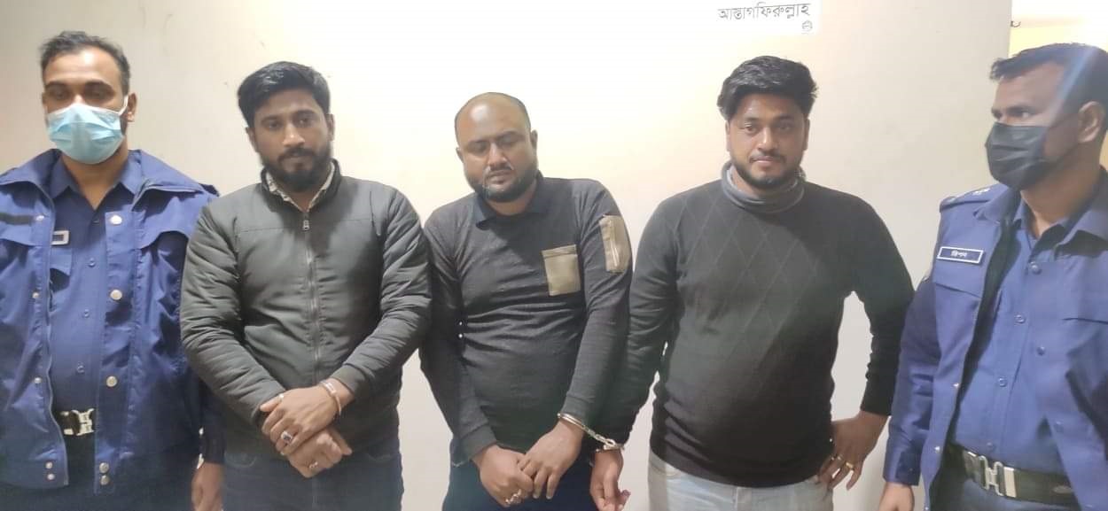 চাঁদপুরে থানায় ঢুকে পুলিশের ওপর হামলা, আটক ৩