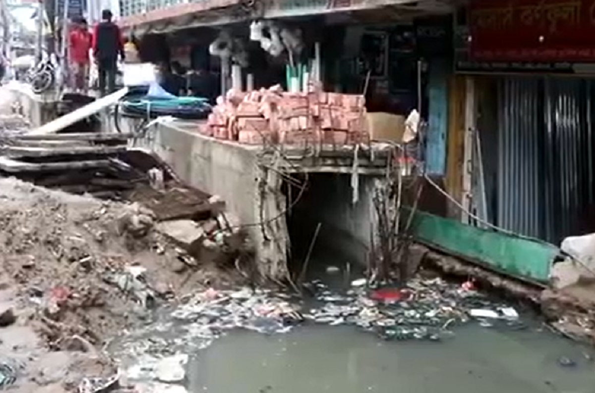 বৃষ্টিতে জনদুর্ভোগ বাড়ছে কক্সবাজারে