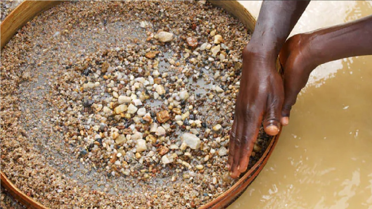 ভারতে কাজ করতে গিয়ে ইটভাটার শ্রমিক কুড়িয়ে পেলো ১ কোটি ৮৪ লাখ টাকার হীরা