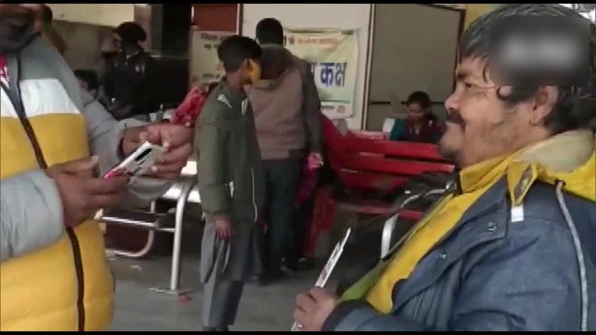 গলায় ঝুলছে কিউআর কোড, ভিক্ষা নেন ডিজিটাল পেমেন্টে