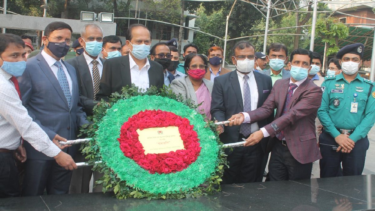 বঙ্গবন্ধুর প্রতিকৃতিতে সিইসি ও চার কমিশনারের শ্রদ্ধা নিবেদন