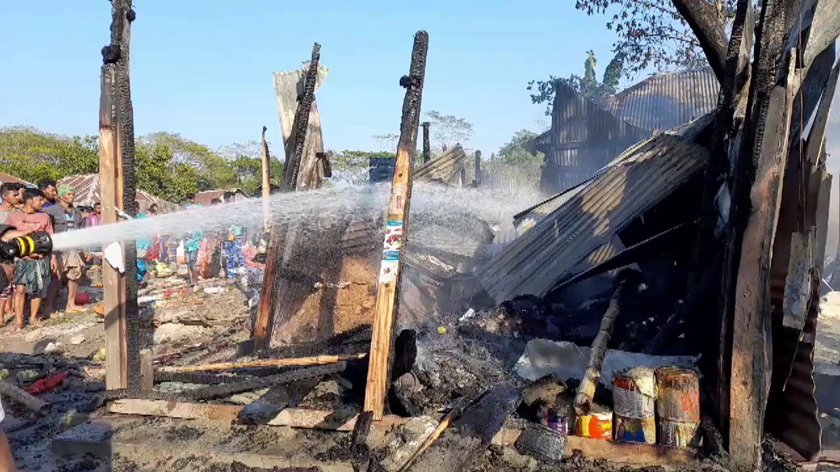 গোপালগঞ্জে পুড়ে ছাই ইউনিয়ন আওয়ামী লীগের অফিসসহ ২০ দোকান-ঘর