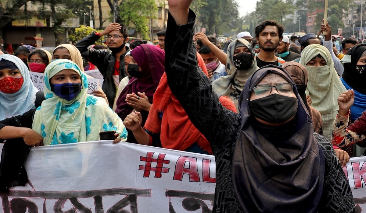 কর্ণাটকের শিক্ষা প্রতিষ্ঠানে ধর্মীয় পরিচয় বহনকারী সবকিছুর ওপর নিষেধাজ্ঞা