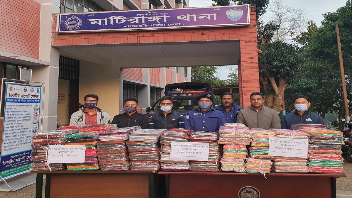 খাগড়াছড়িতে ১২ লক্ষ টাকার অবৈধ শাড়ি উদ্ধার