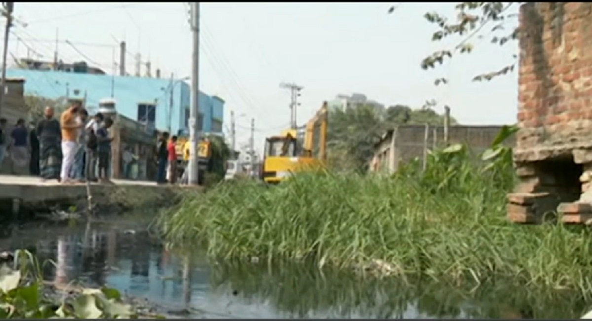 শ্যামপুরে চালানো হলো ডিএসসিসির খাল পরিষ্কার কার্যক্রম