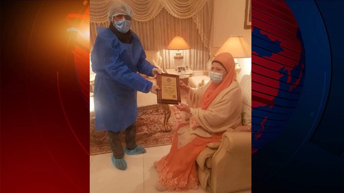 খালেদা জিয়ার হাতে ‘মাদার অব ডেমোক্রেসি’ সম্মাননা তুলে দিয়েছেন মির্জা ফখরুল