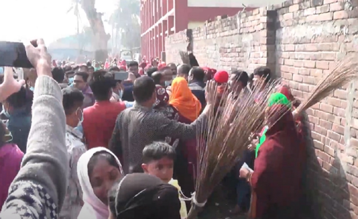 কুষ্টিয়ায় প্রধান শিক্ষককে ঝাড়ু পেটা করলো শিক্ষার্থী ও অভিভাবকরা!