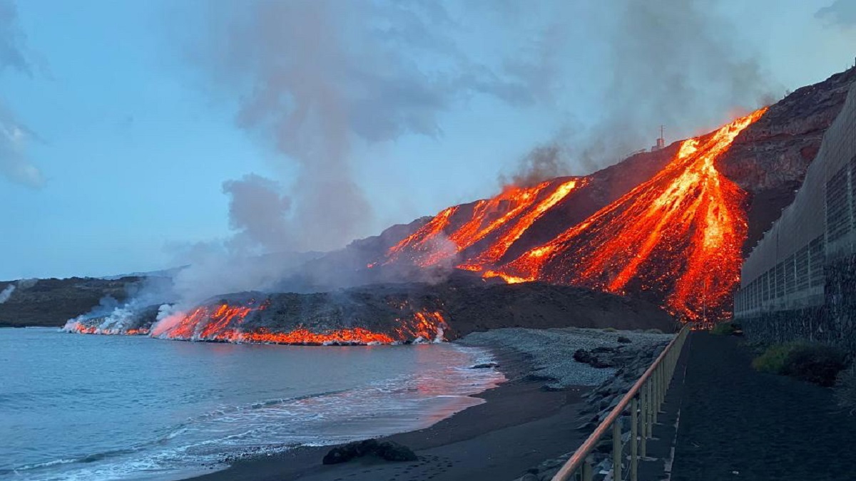 ছাইয়ের স্তূপে পরিণত হওয়া লা পালমা এখন পর্যটকদের আগ্রহের কেন্দ্রবিন্দুতে