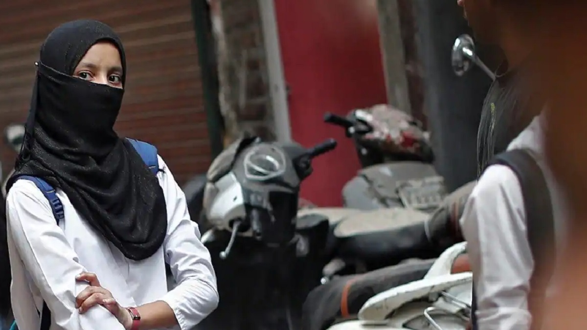 পাকিস্তানে কলেজে ভালোবাসা দিবসে ২ মিটার দূরে থাকতে নির্দেশনা জারি!