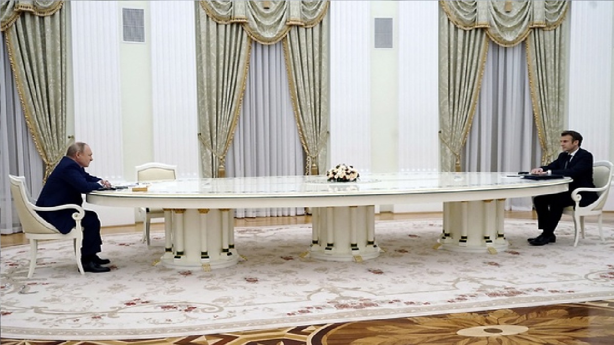 ডিএনএ চুরির ভয়ে রাশিয়ায় করোনা পরীক্ষা করাননি ম্যাকরন