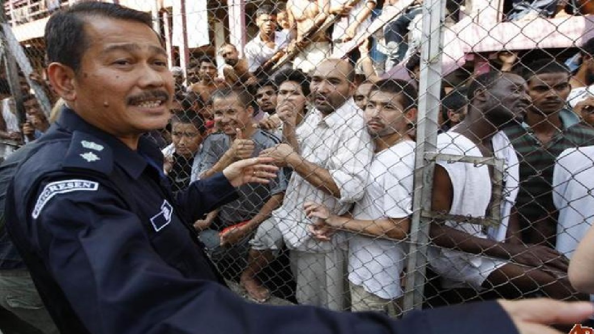 অবৈধ প্রবাসীদের চাবুক মারার প্রস্তাব নিয়ে উত্তাল মালয়েশিয়া