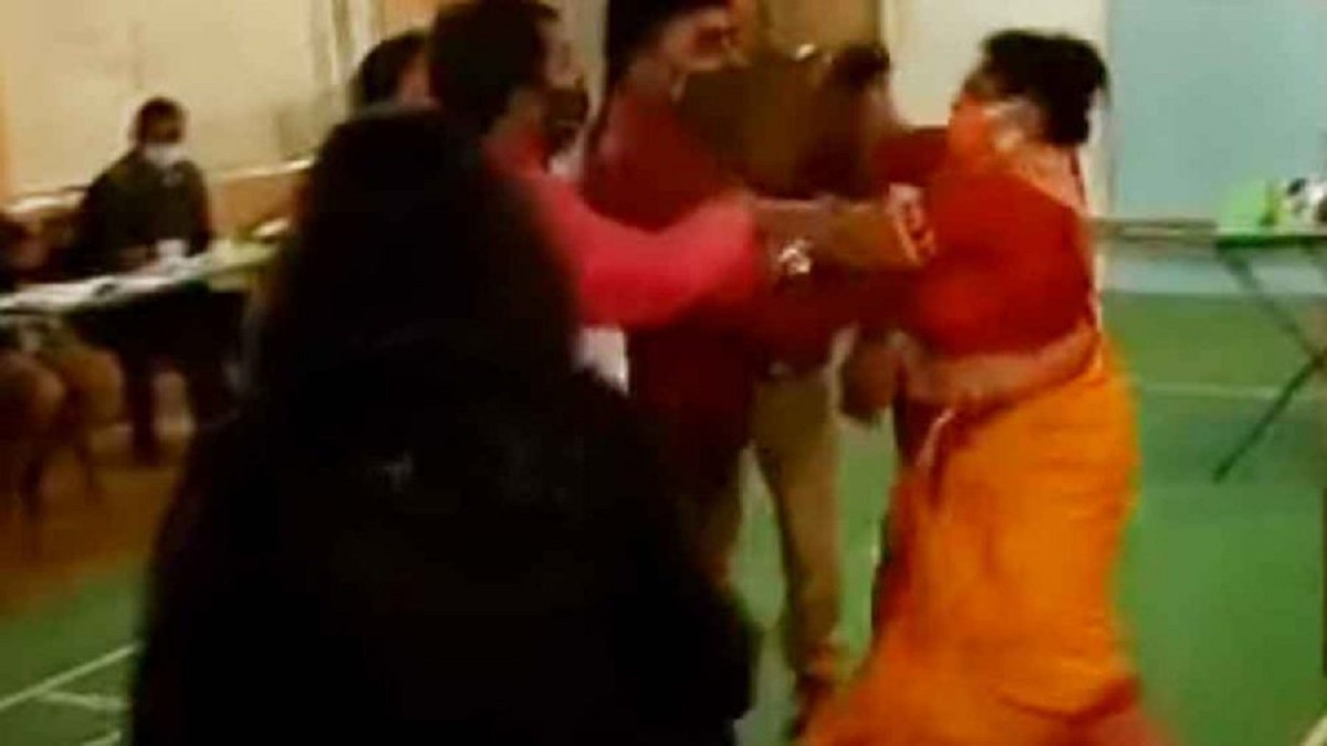 বুথের ভেতরেই দুই মহিলা প্রার্থীর হাতাহাতি