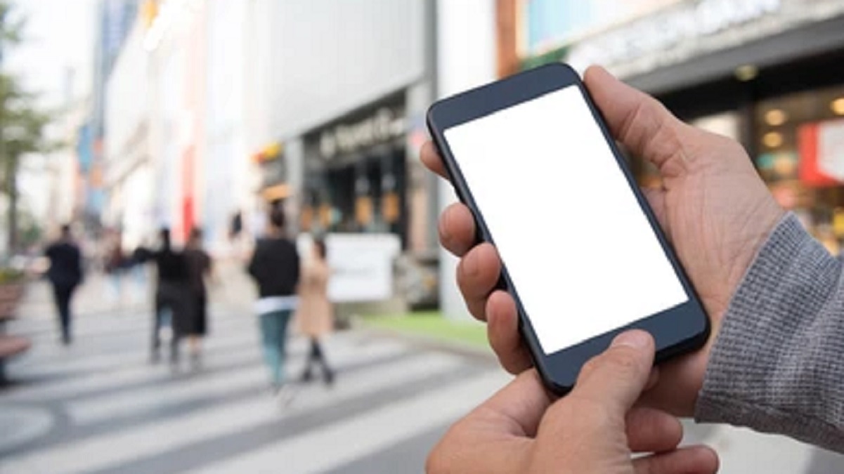 মোবাইলের স্ক্রিনের দিকে তাকিয়ে প্ল্যাটফর্মে হাঁটছিলেন, তারপর…(ভিডিও)