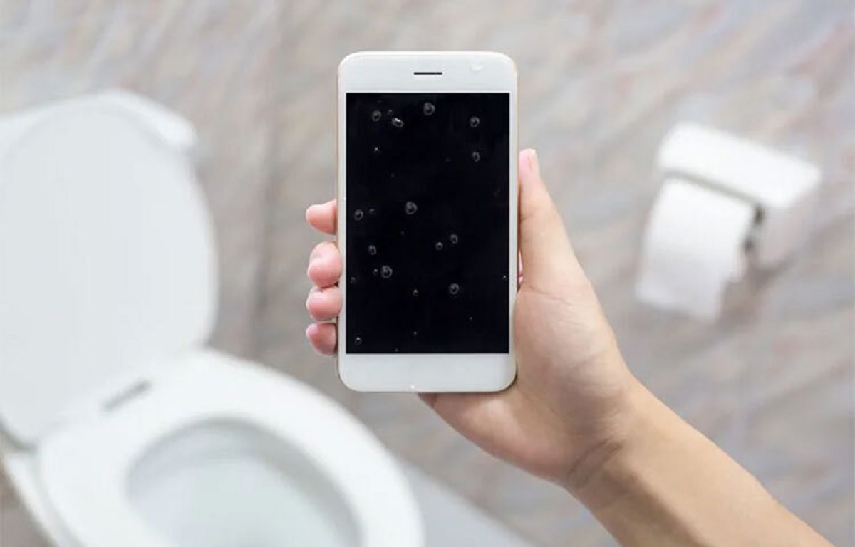 টয়লেটে মোবাইল নিচ্ছেন? হতে পারে যেসব রোগ