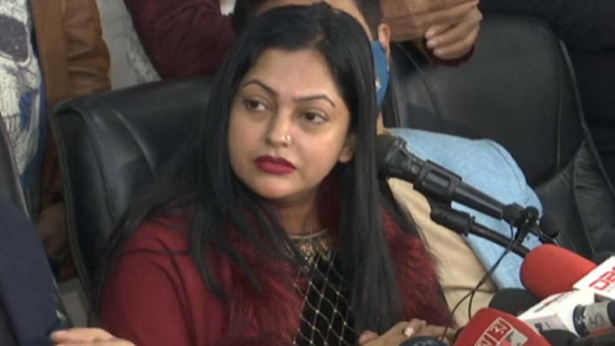 এখনও খবরের শিরোনাম শিল্পী সমিতির নির্বাচন