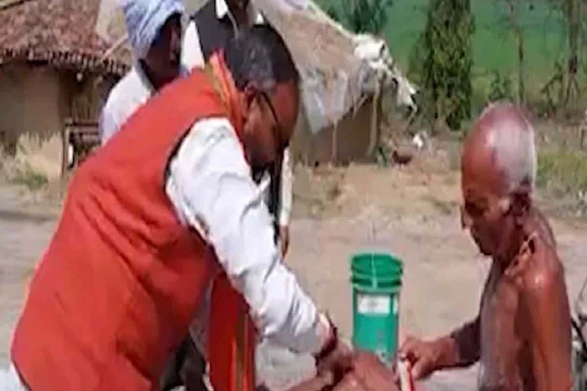 নির্বাচনী প্রচারে বেরিয়ে বৃদ্ধের পায়ে তেল মালিশ বিজেপি প্রার্থীর