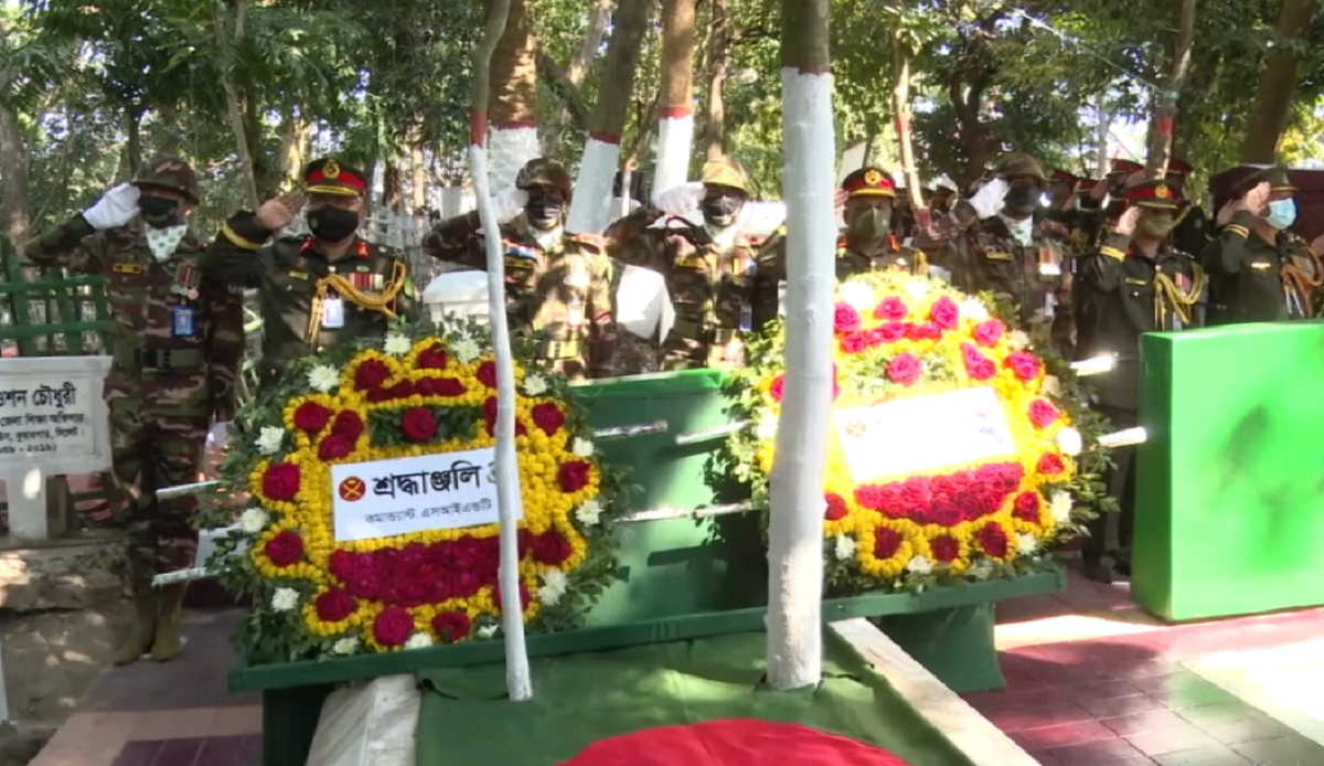 জেনারেল এম এ জি ওসমানীর সমাধিতে সেনাবাহিনীর শ্রদ্ধা জ্ঞাপন