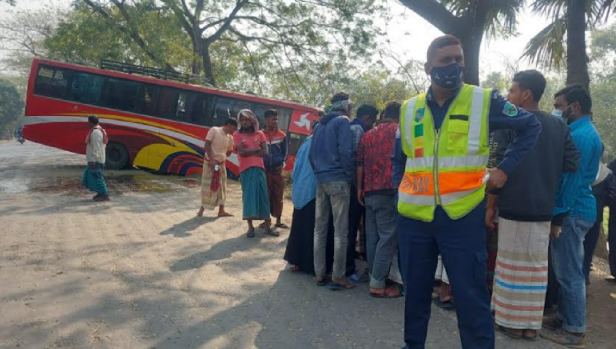 পাবনার মাধপুরে সড়ক দুর্ঘটনায় নিহত ১