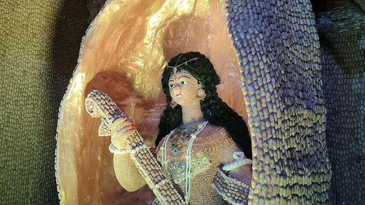 এবার বাদামের খোসায় তৈরি হলো সরস্বতী পূজার মণ্ডপ ও প্রতিমা