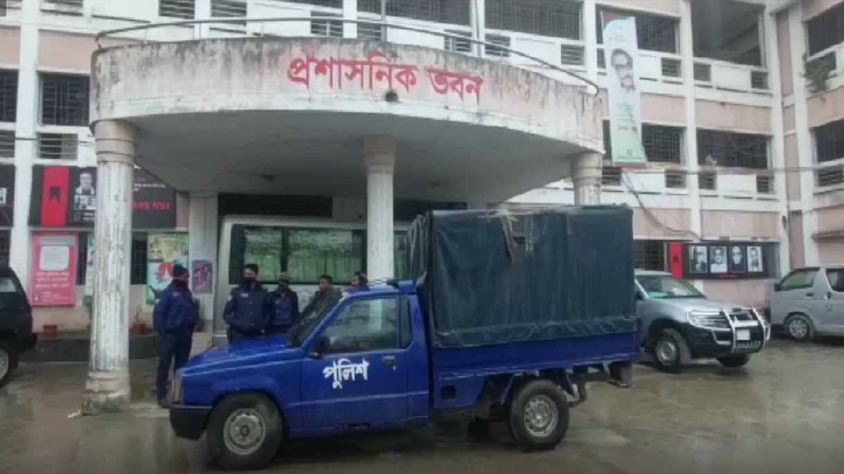 পাবিপ্রবিতে গণনিয়োগে অনিয়মের অভিযোগ, উপাচার্য অবরুদ্ধ