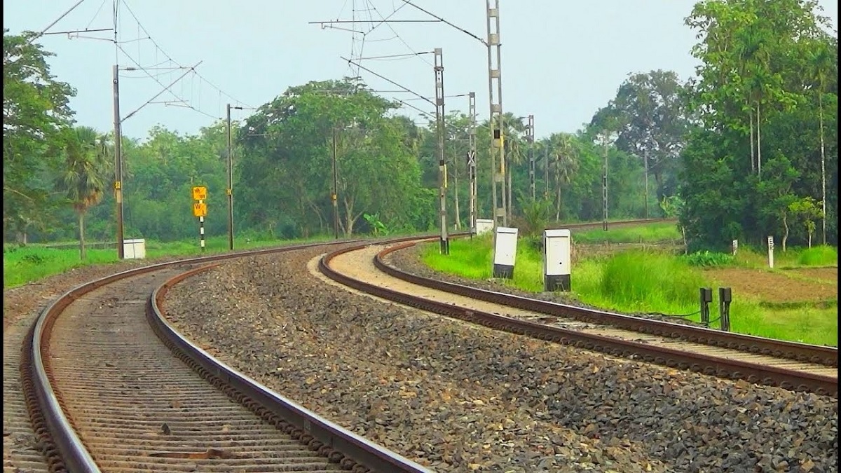 রেললাইনে কেন পাথর ছড়ানো থাকে জানেন কি?