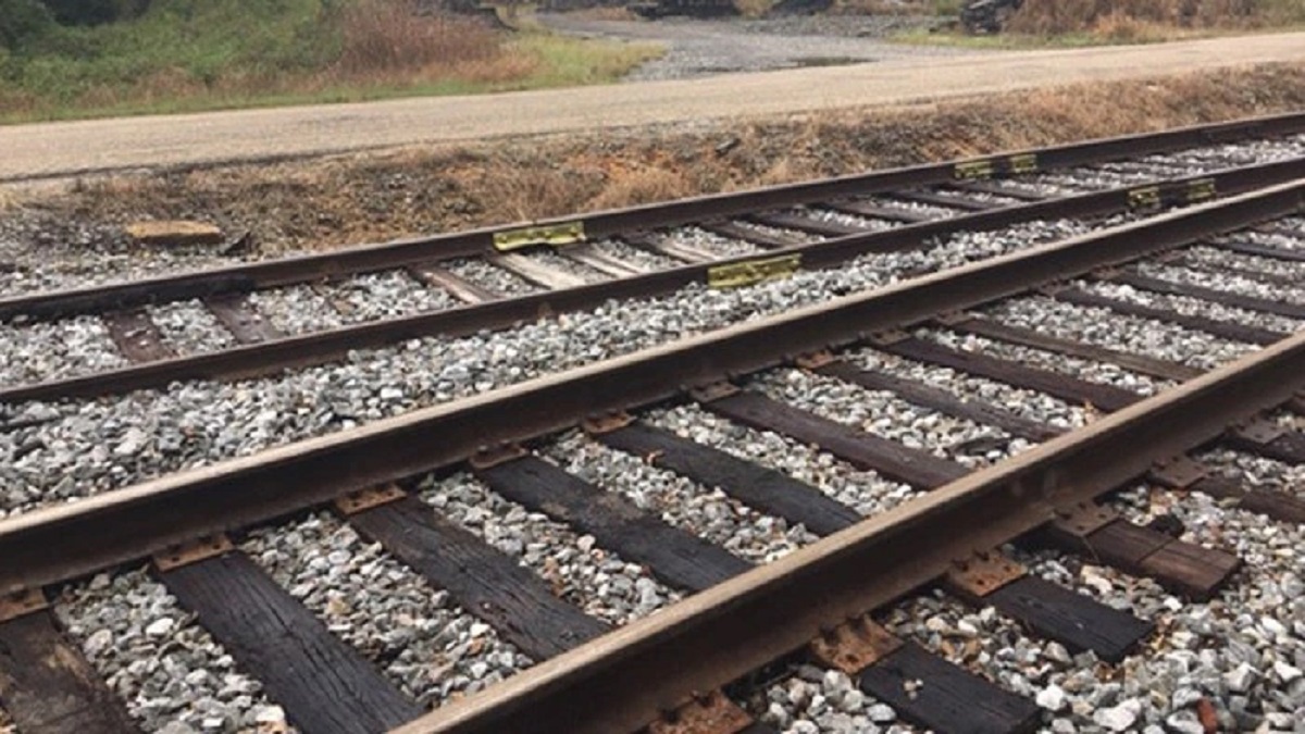 রেলট্র্যাকে কেন পাথর ছড়ানো থাকে