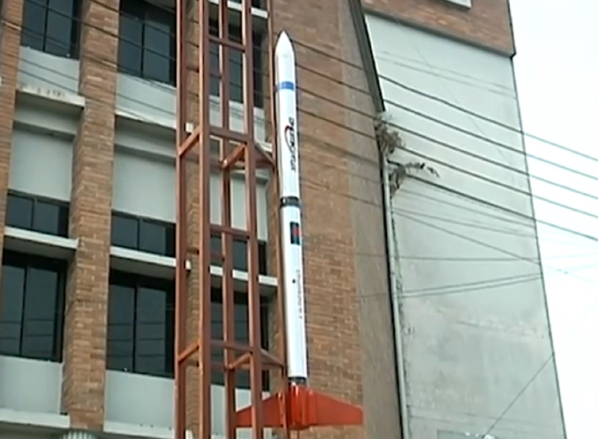 রকেট বানিয়ে তাক লাগিয়েছে ময়মনসিংহের একদল শিক্ষার্থী