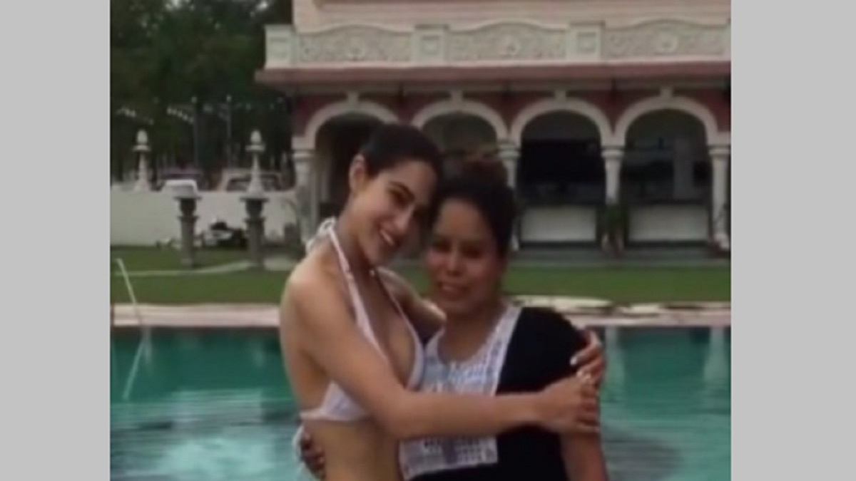 পাশে দাঁড়িয়ে পোজ দিতেই নারীকে ধাক্কা দিয়ে পুলে ফেললেন সারা! (ভিডিও)