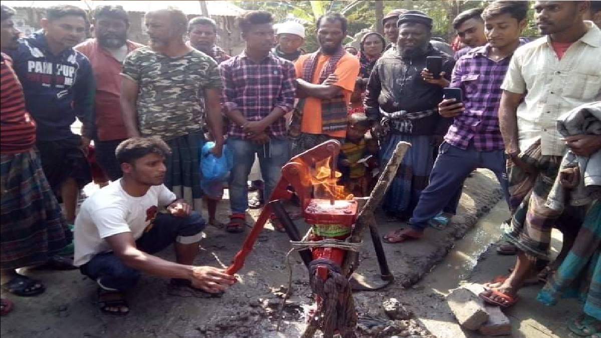 সাতক্ষীরায় টিউবওয়েলের পানিতে জ্বলছে আগুন