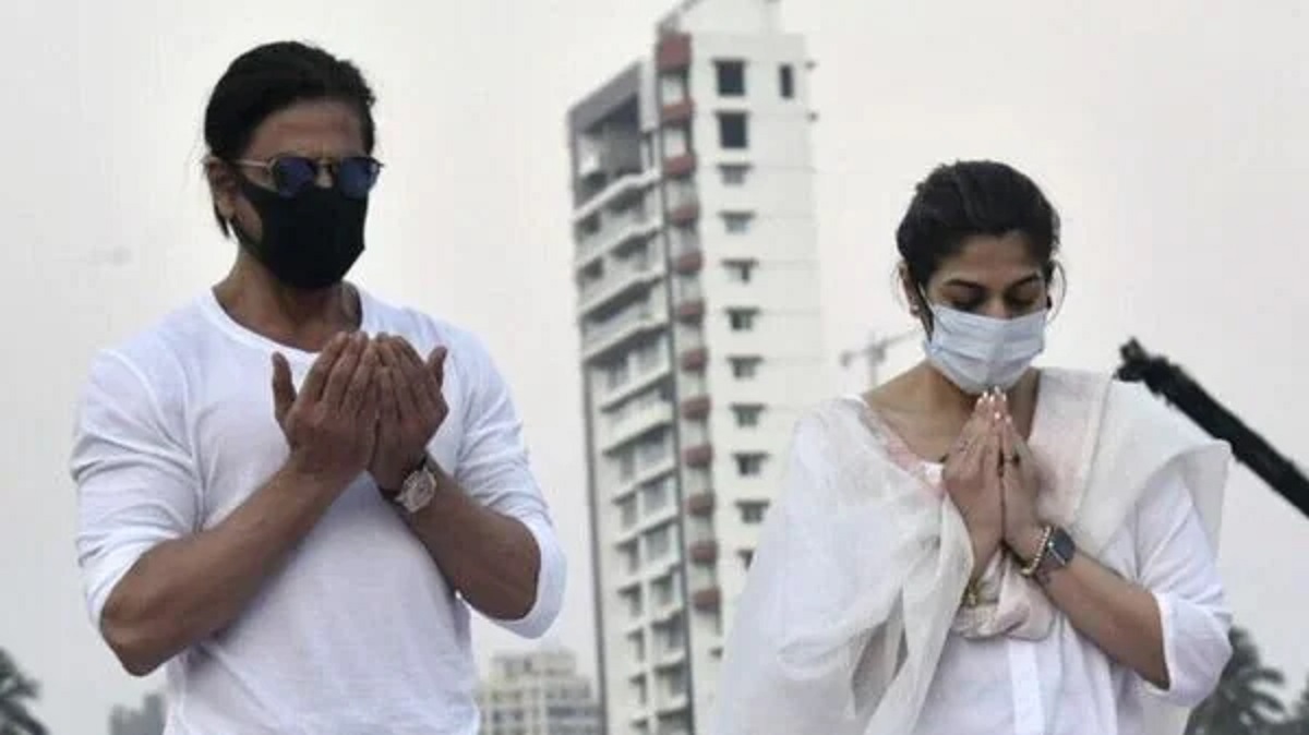 লতা মঙ্গেশকরের শেষকৃত্যে সুরা পড়ে বিদ্রুপের শিকার শাহরুখ