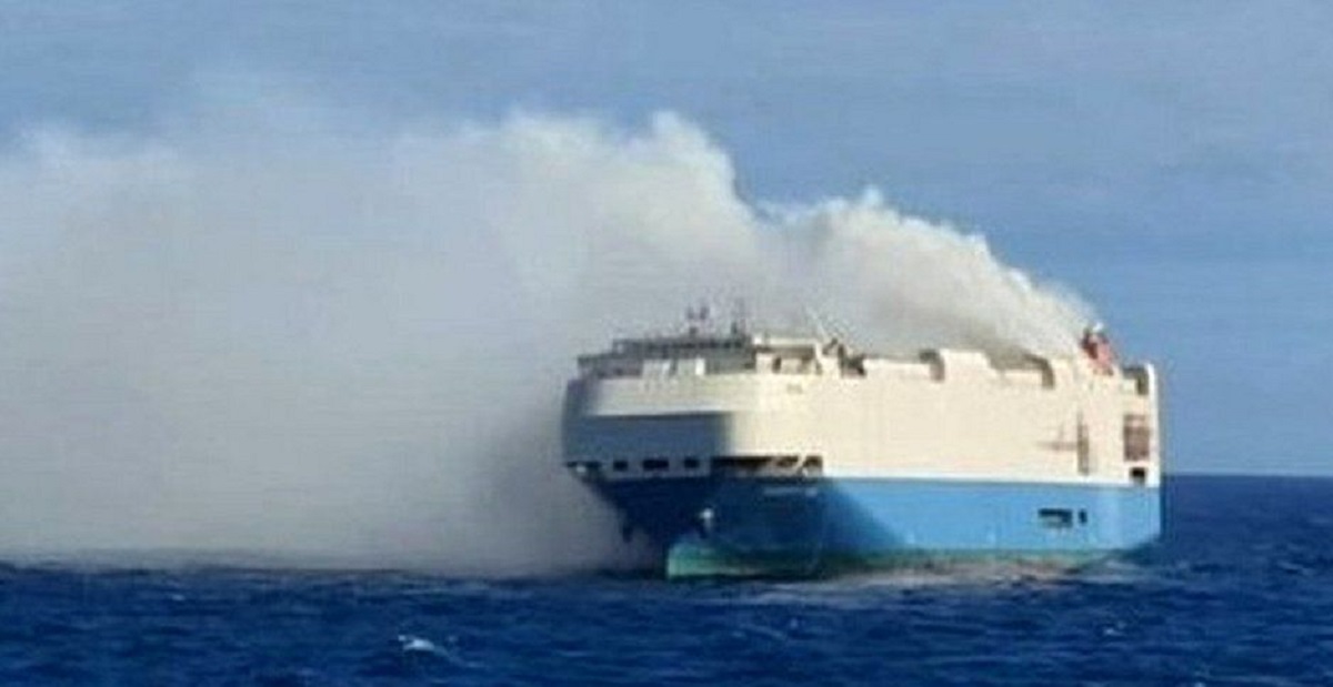 বিলাসবহুল গাড়ি বহনকারী কার্গো জাহাজে আগুন