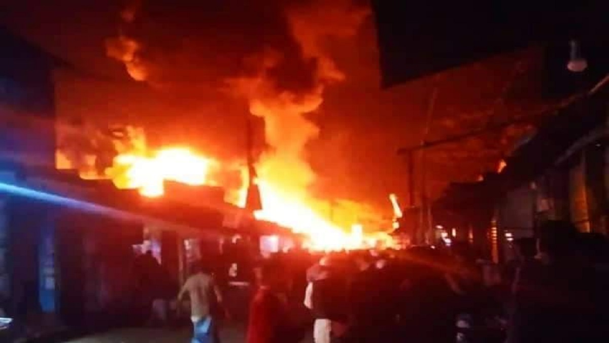 সুবর্ণচরে আগুনে পুড়ে ছাই ২০ টি দোকান, ৩ কোটি টাকার ক্ষয়ক্ষতি