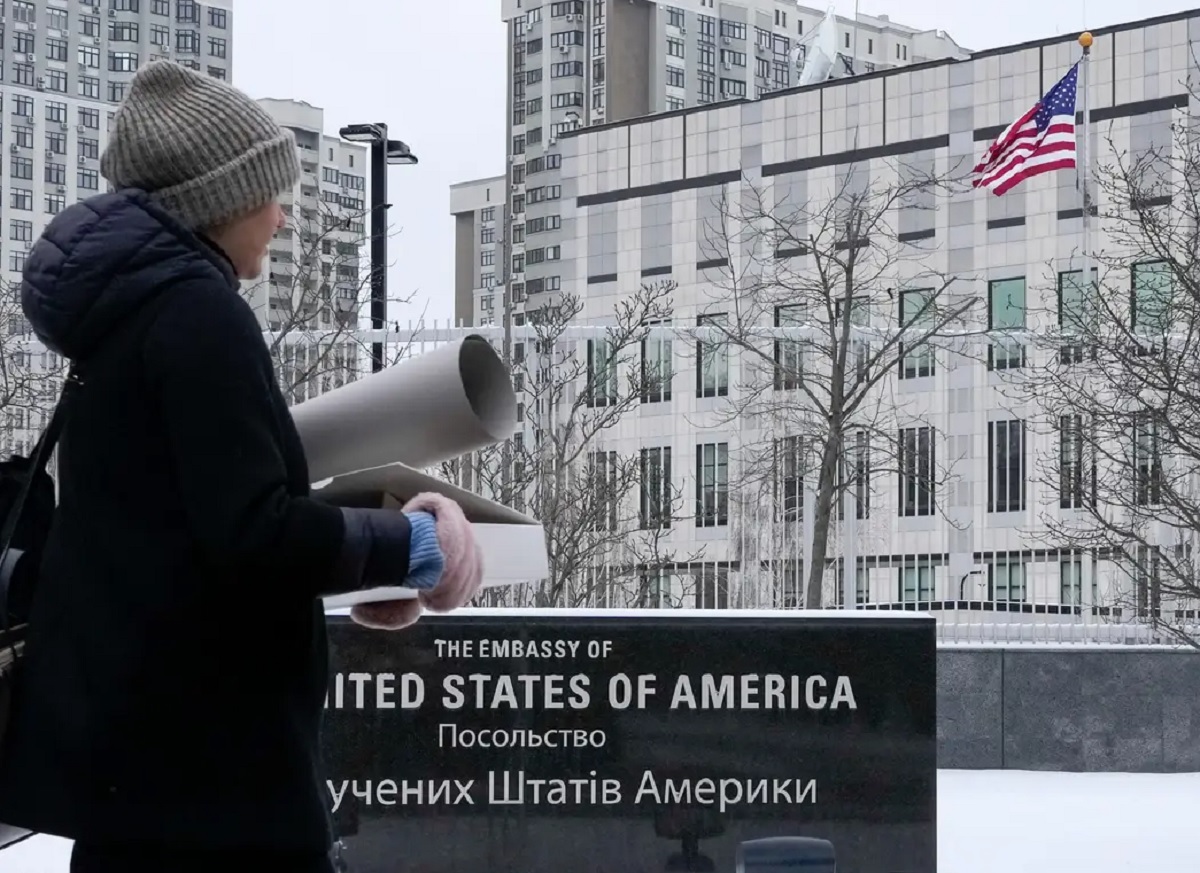 ইউক্রেন ইস্যু: যুদ্ধের শঙ্কায় রাজধানী ছেড়ে পালাচ্ছেন বাসিন্দারা, লেগেছে টাকা তোলার হিড়িক