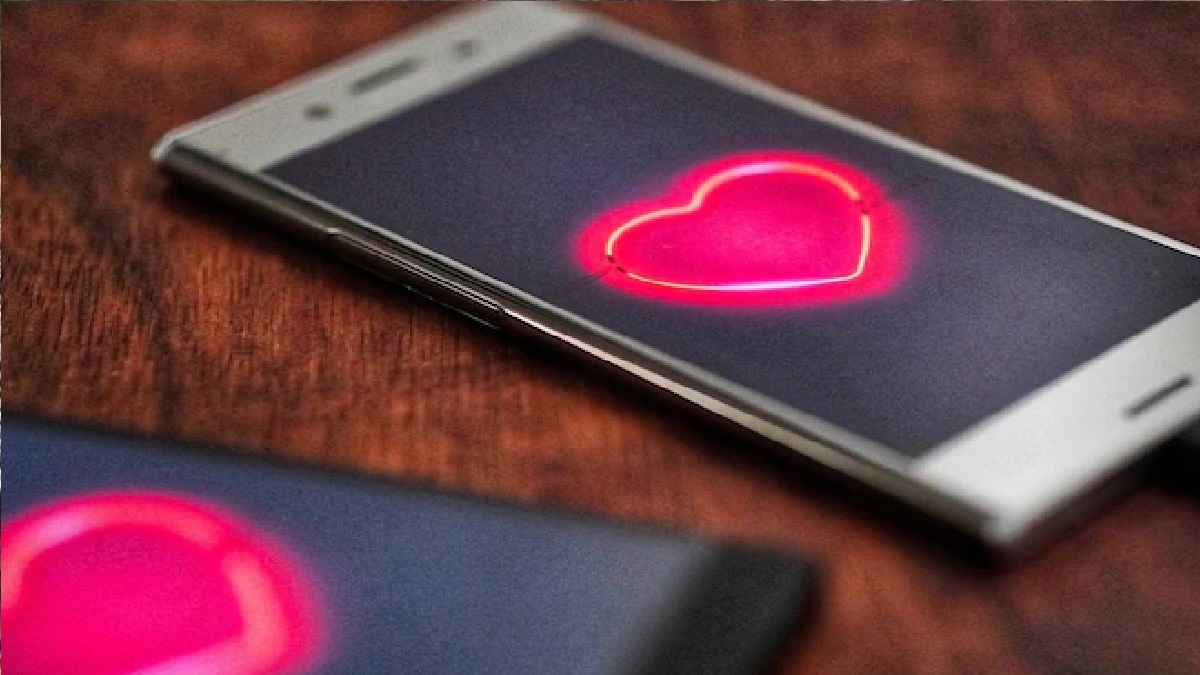 ভালোবাসা দিবস: মন চুরির বদলে যেন চুরি না যায় নিজের ব্যাঙ্কের টাকা