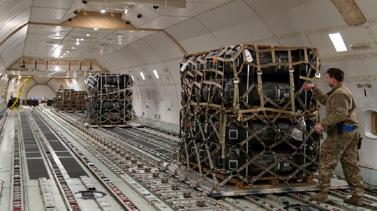 ইউক্রেনকে আরও অস্ত্র দিচ্ছে যুক্তরাষ্ট্র, অস্ত্রের চালানে হামলার হুঁশিয়ারি রাশিয়ার