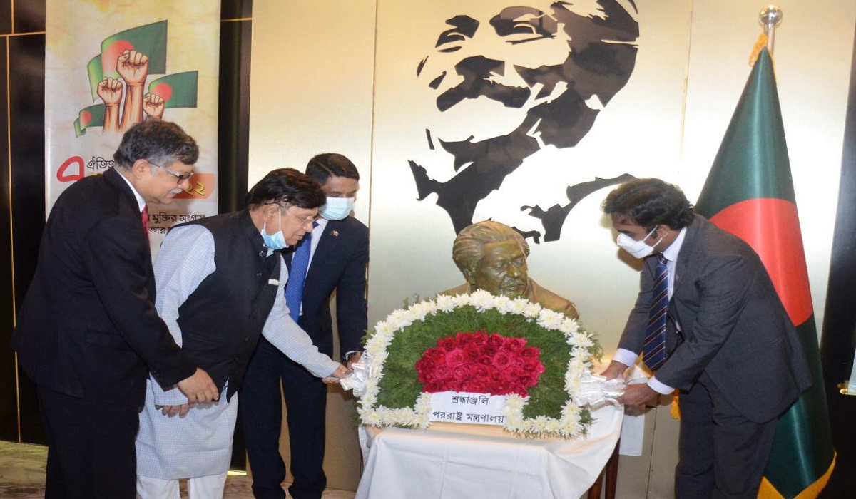 বঙ্গবন্ধুর আবক্ষ ভাস্কর্যে পররাষ্ট্রমন্ত্রীর পুষ্পস্তবক অর্পণ