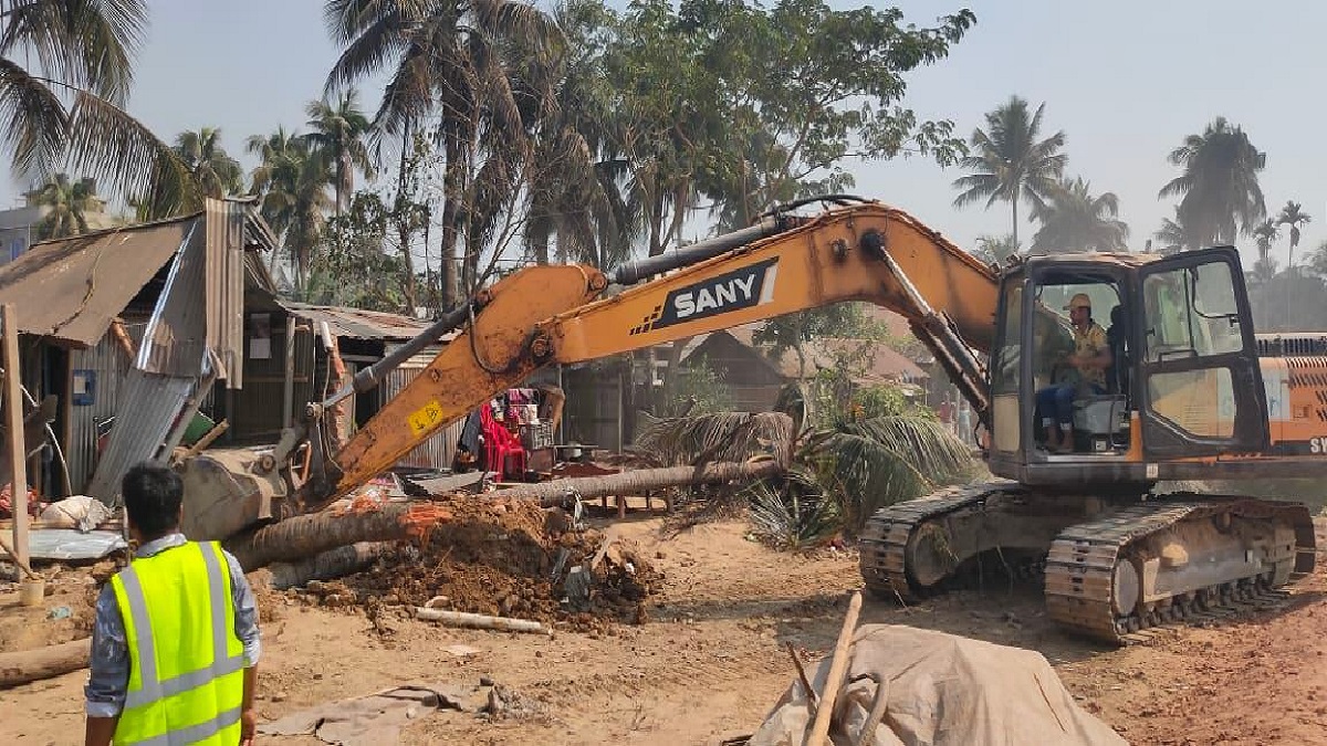 আখাউড়ায় রেলের অবৈধ স্থাপনা উচ্ছেদে অভিযান