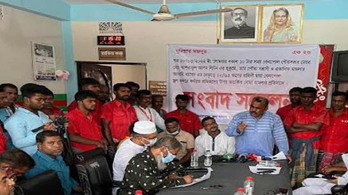 অর্ধশতাধিক বোমা হামলার আসামি আটক না হলে বেনাপোল বন্দর অচল করে দেয়ার হুমকি শ্রমিকদের