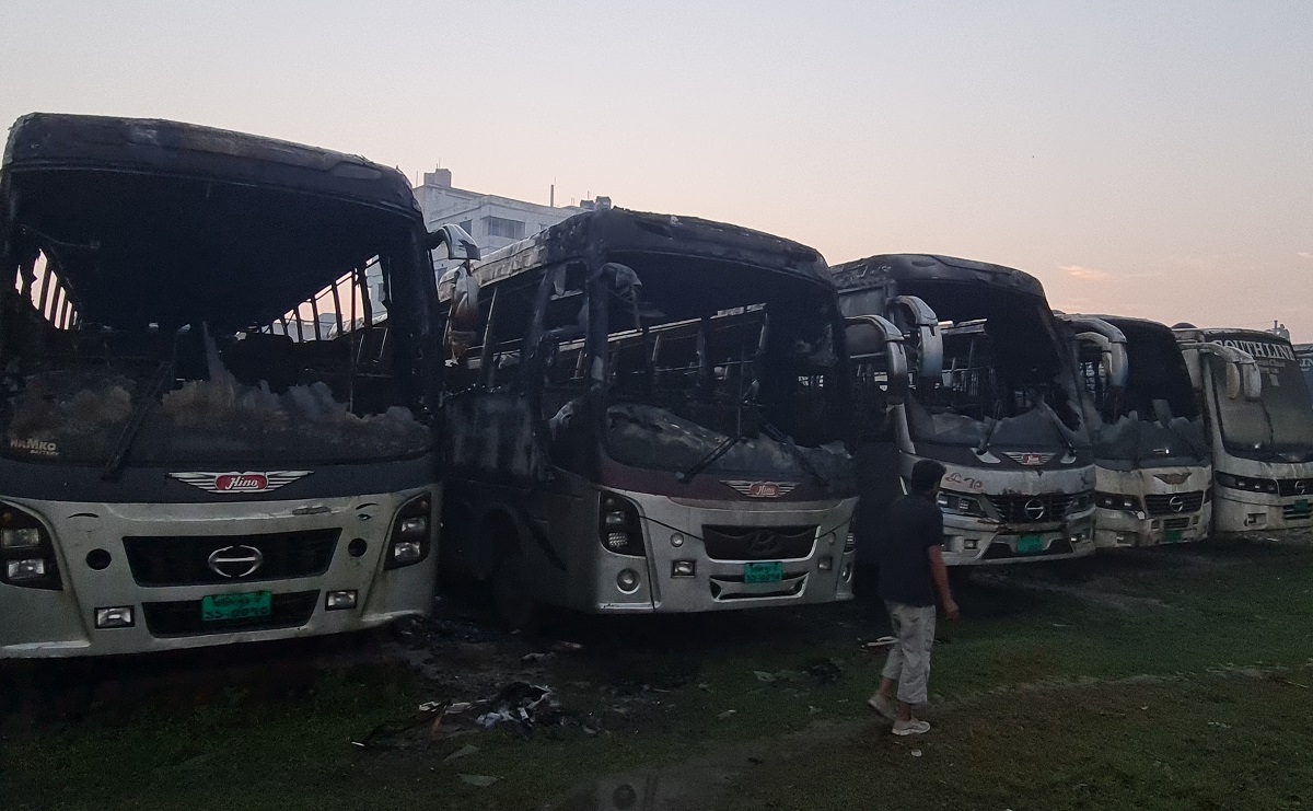 ইন্সুরেন্সের টাকা জন্যই জব্দকৃত ১২টি বাস পোড়ানো হয়, ফরিদপুরে আলোচিত মামলা নিয়ে যা বললো পুলিশ