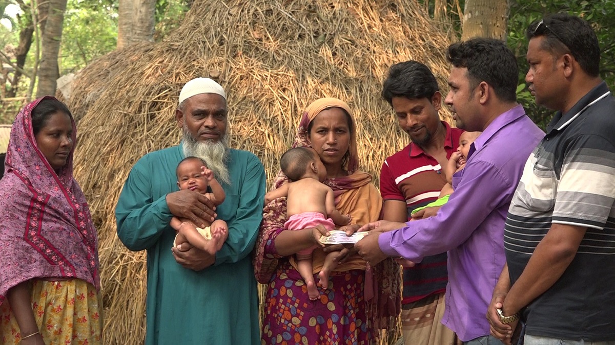 স্বাধীনতা দিবসে যমজ তিন কন্যাশিশুকে আইসিটি প্রতিমন্ত্রীর উপহার