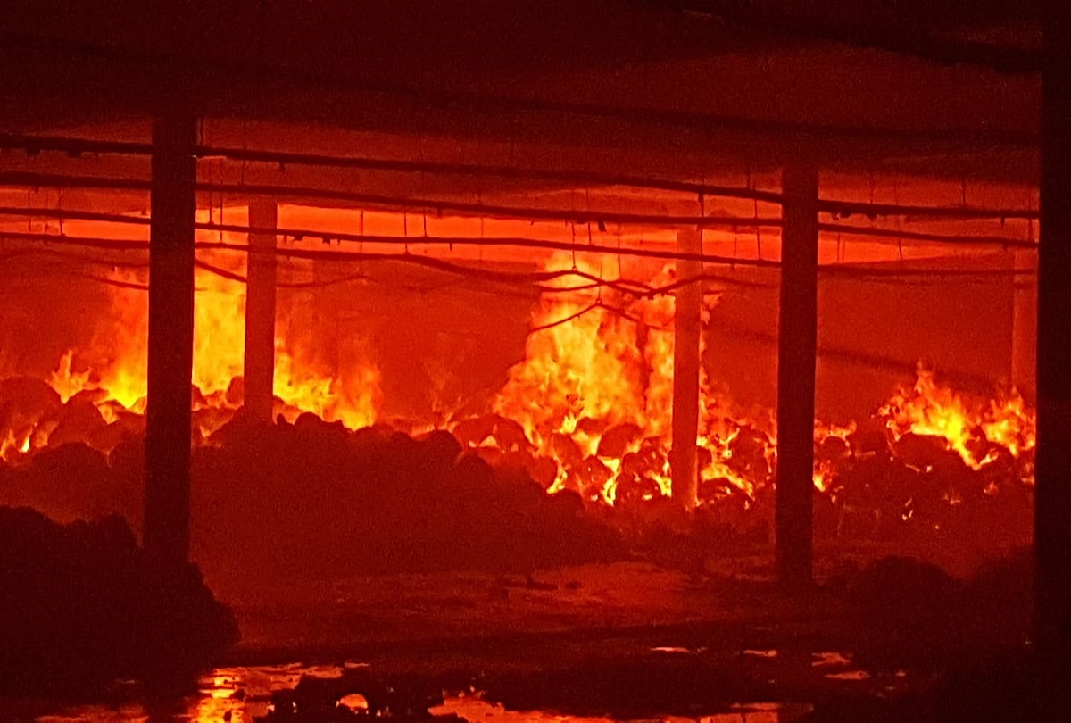 সোনারগাঁওয়ে সুতার কারখানায় আগুন